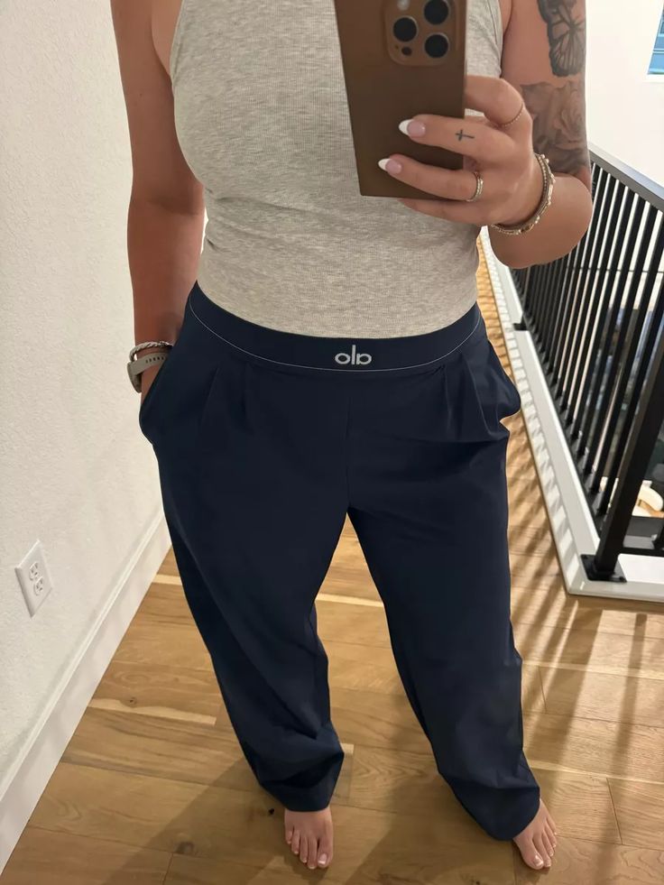 files/Alo_Trouser_-_Women_s_Casual_Outfit.jpg